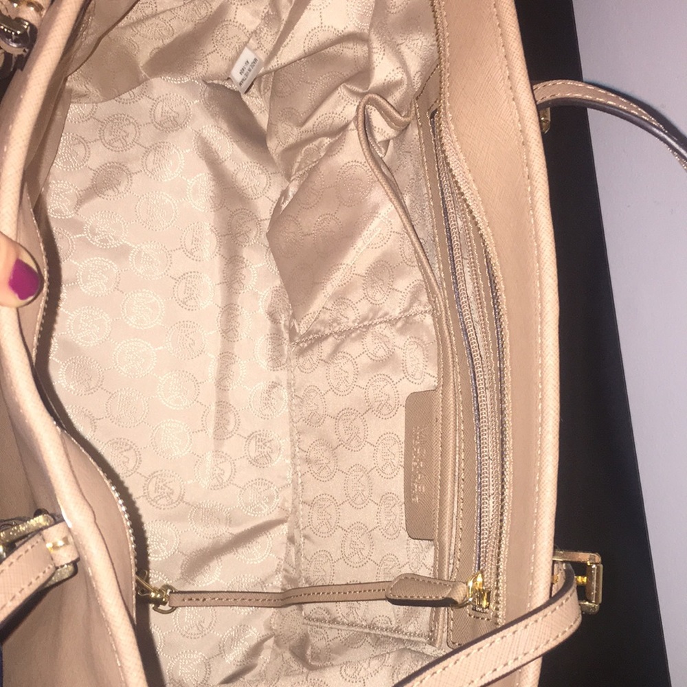 Michael Kors beige zippered tote - Picture 2 of 2